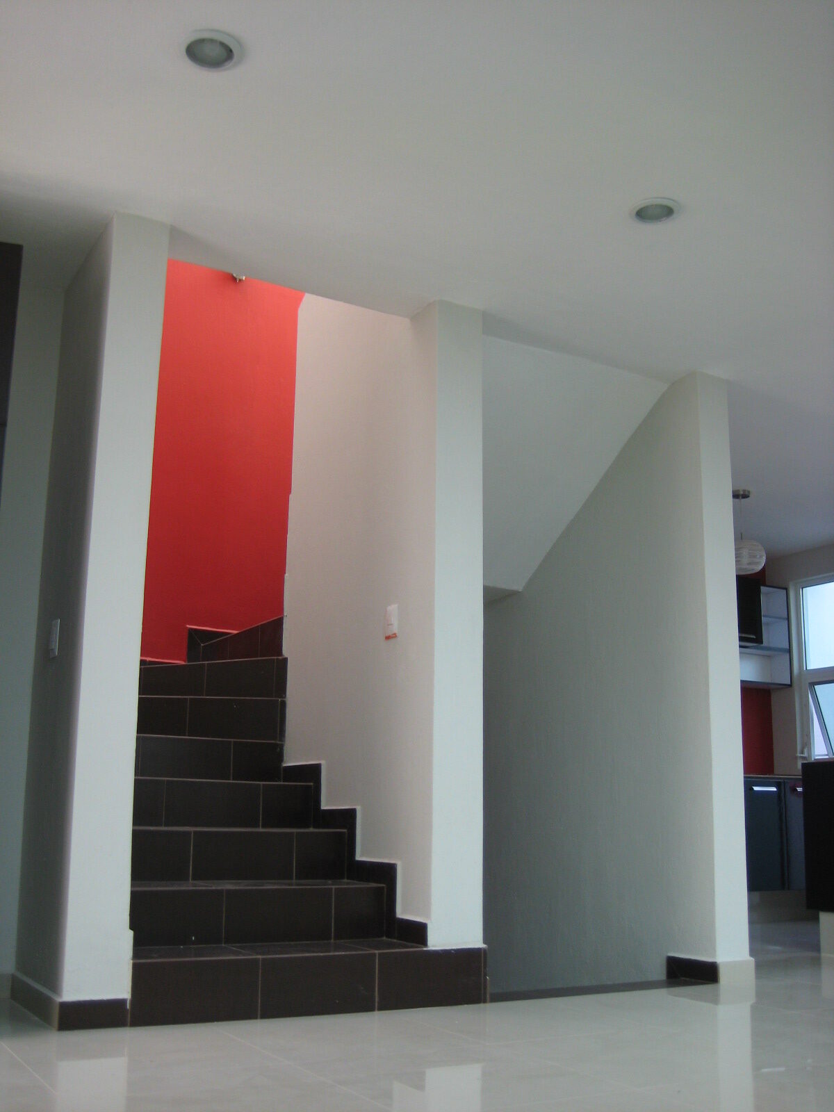 Interior con acento en rojo