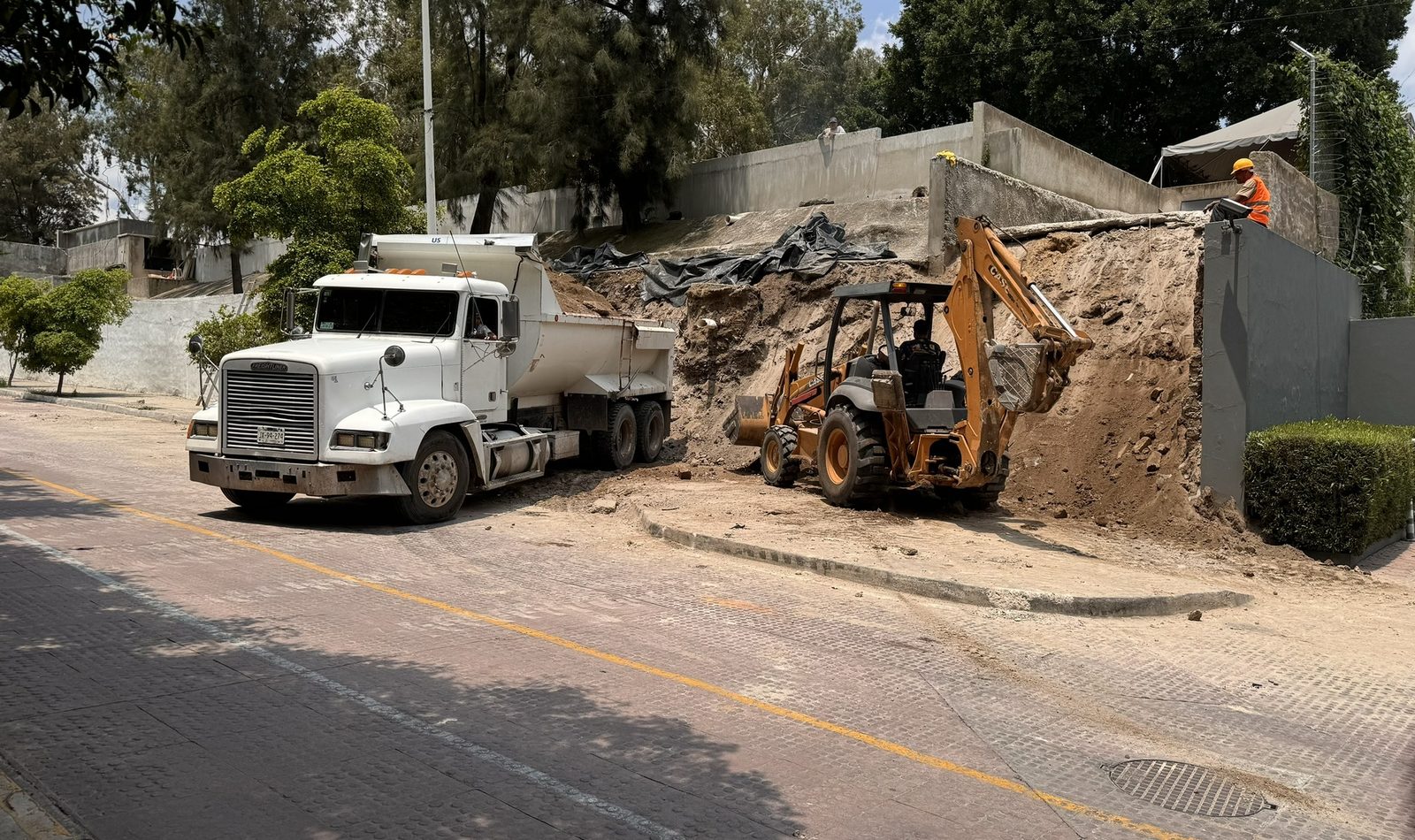 Excavación del talud con retroexcavadora y retiro de material