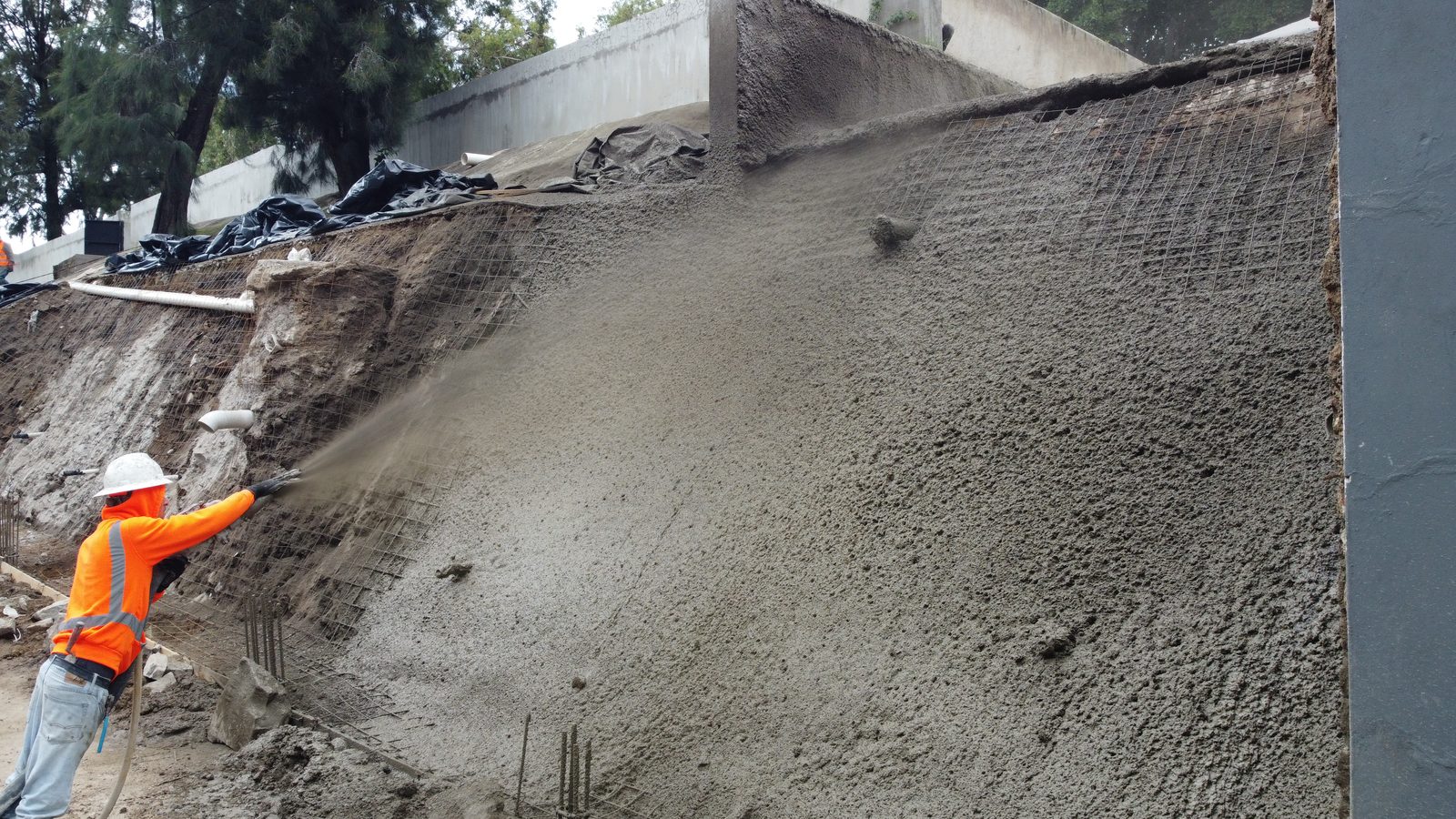 Aplicación de concreto lanzado sobre el talud