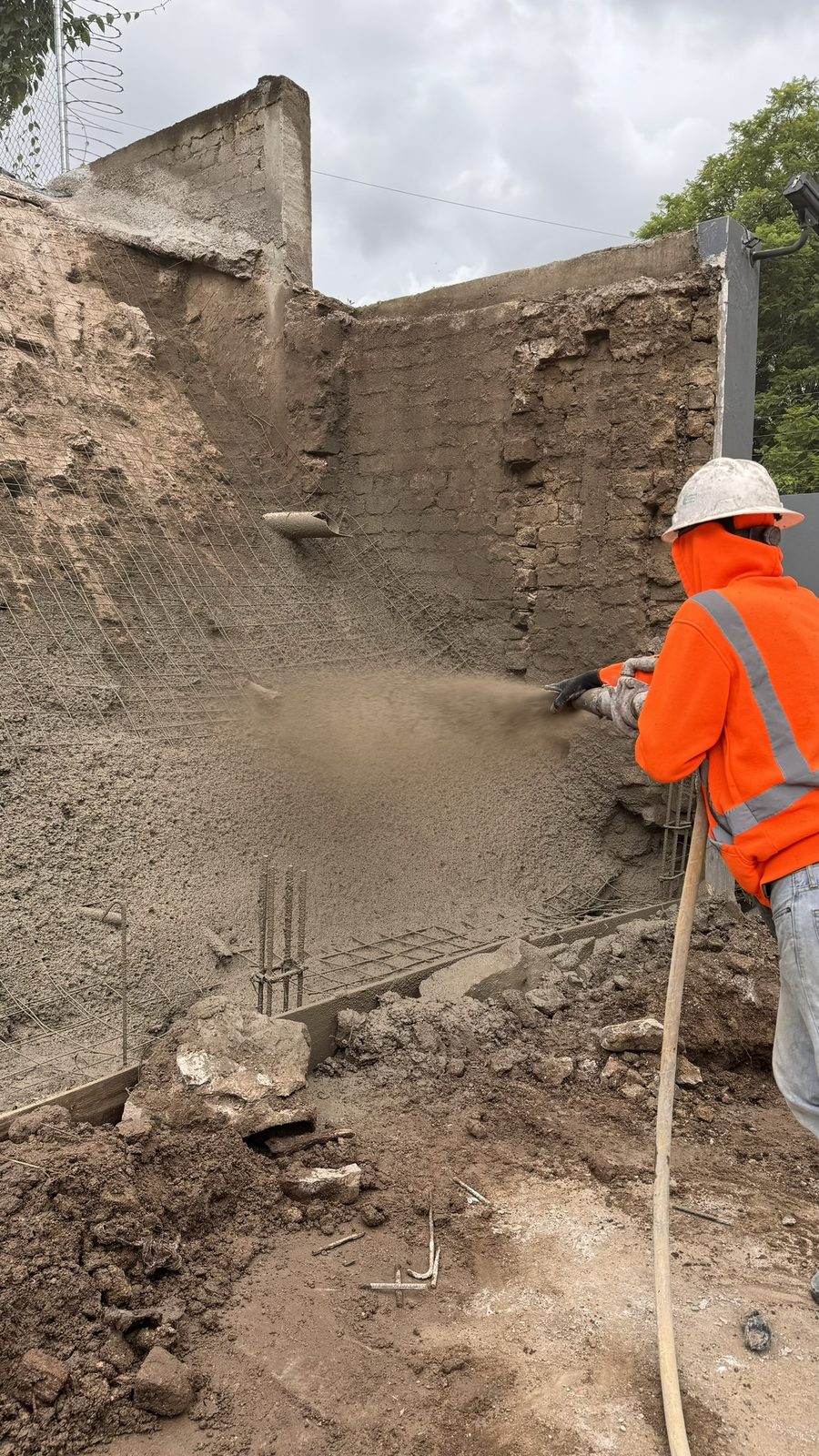 Concreto lanzado a presión sobre el muro de contención