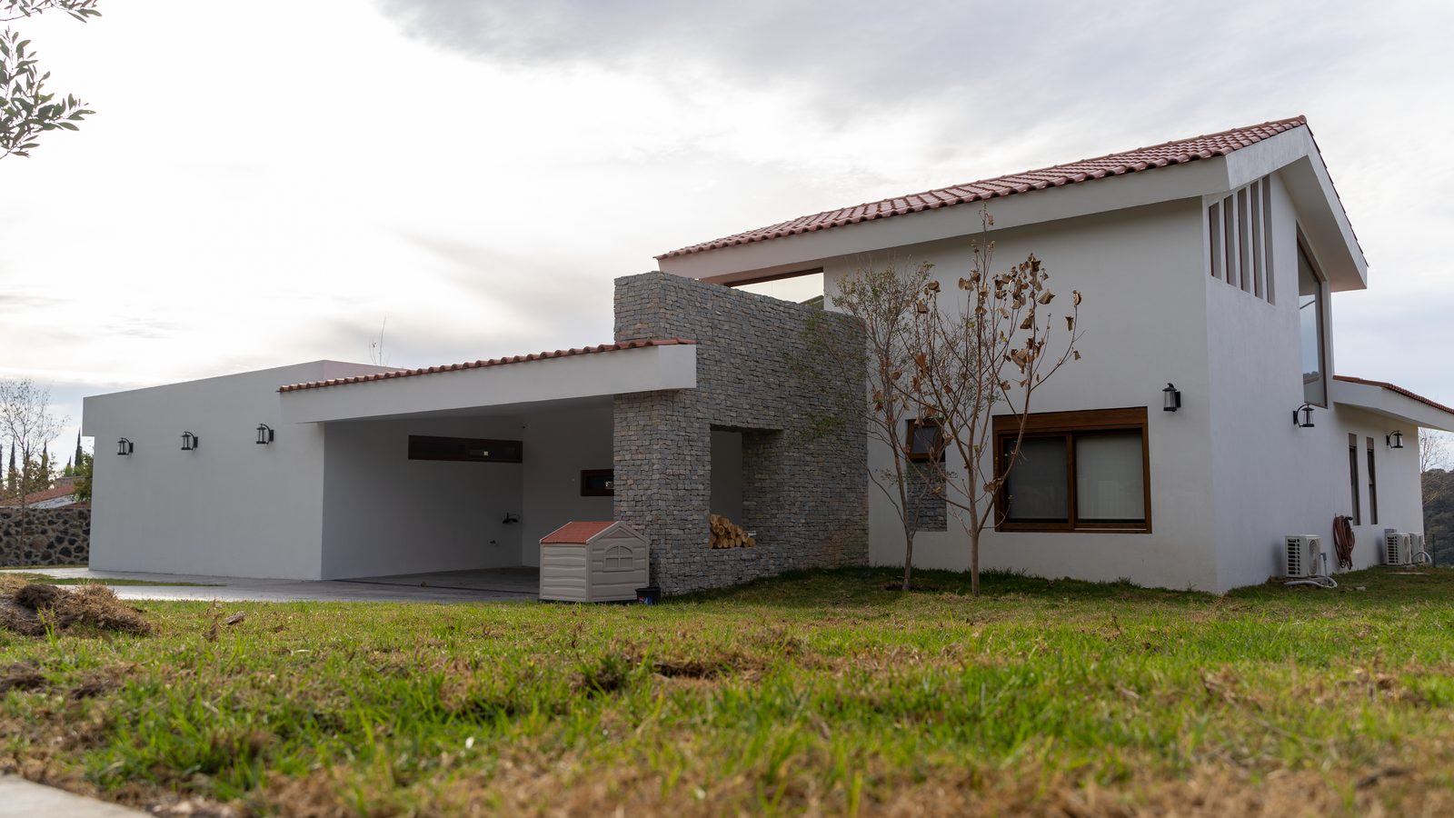 Casa de campo iluminada al anochecer