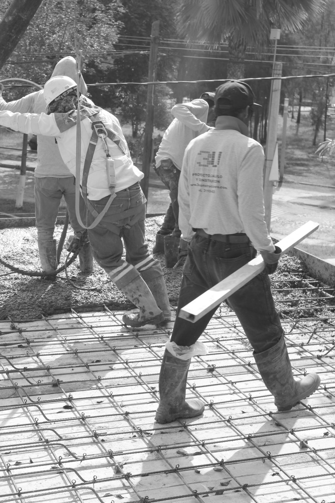Vibrado del concreto sobre el armado de losa