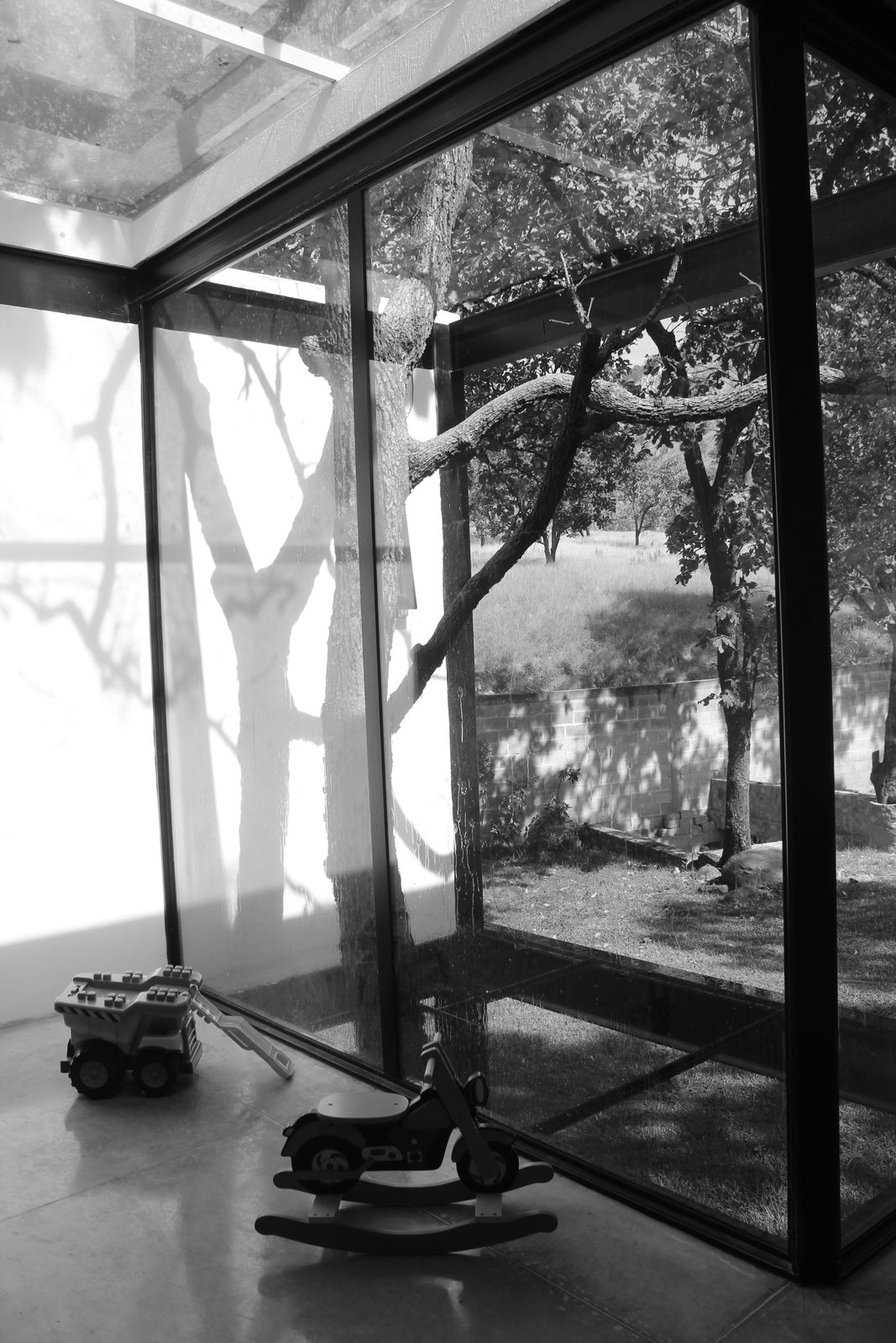 Estructura metálica en voladizo sobre el terreno natural