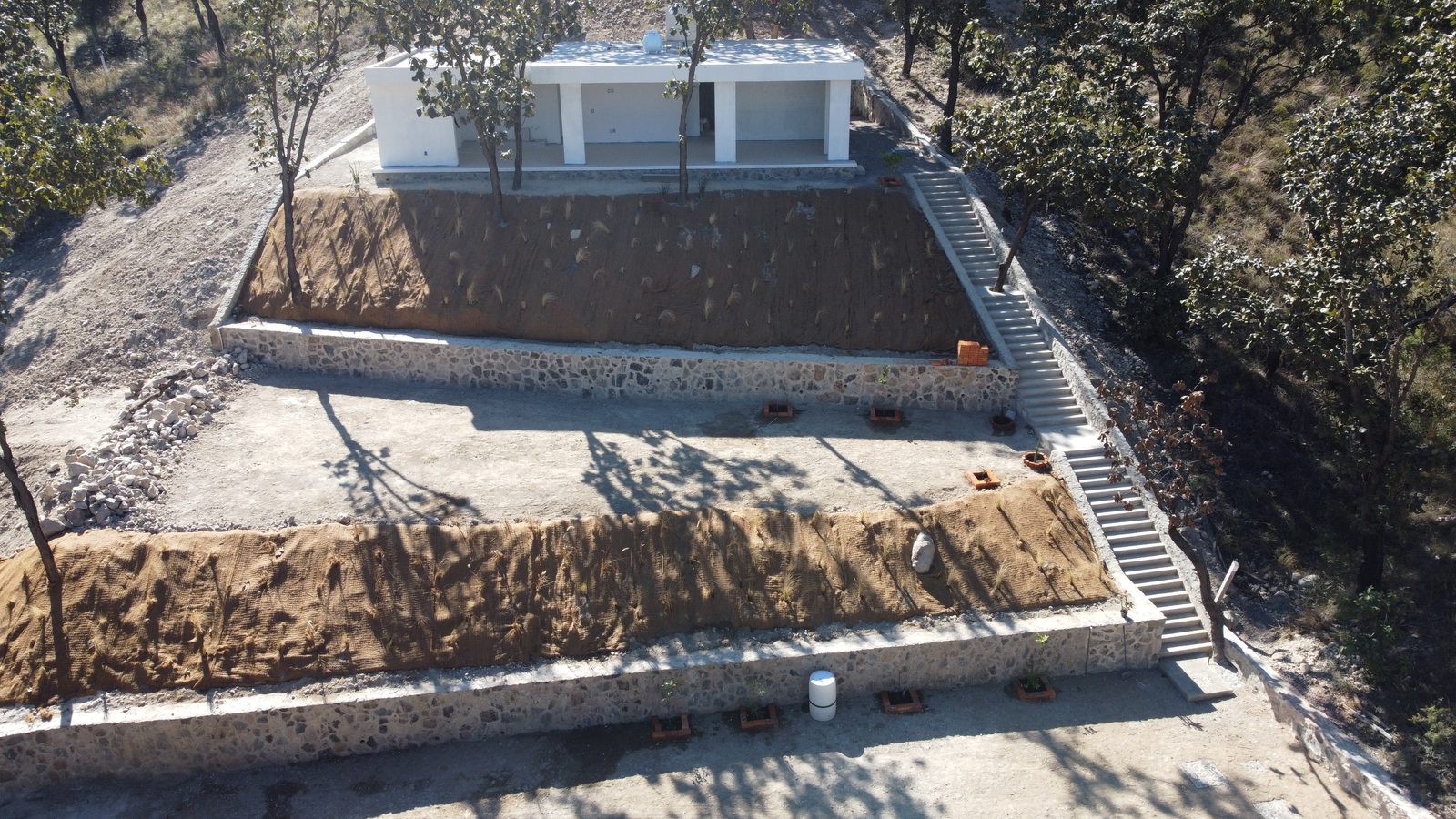 Muro de contención y plataforma en la ladera
