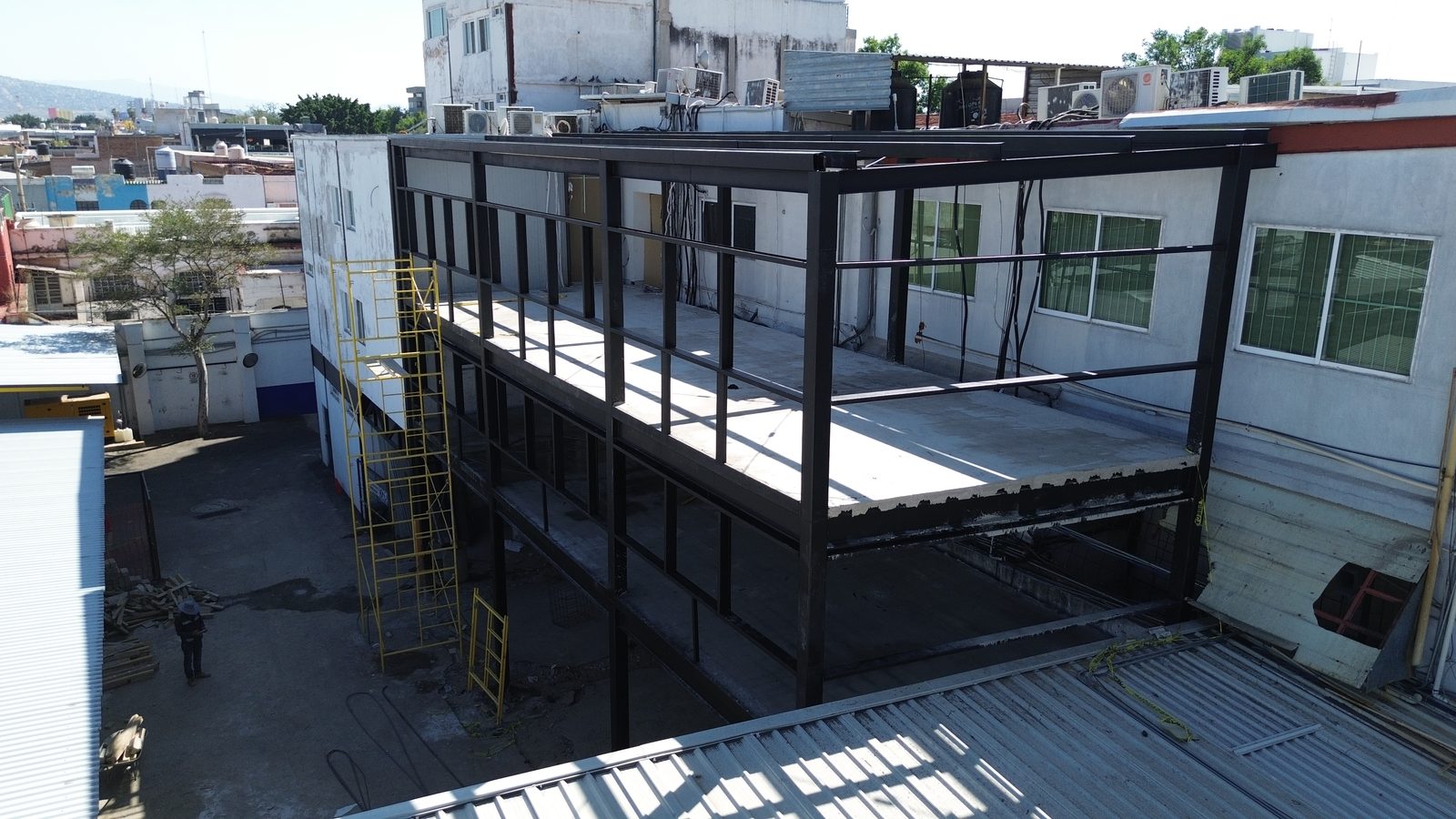 Ampliación de oficinas sobre edificio existente
