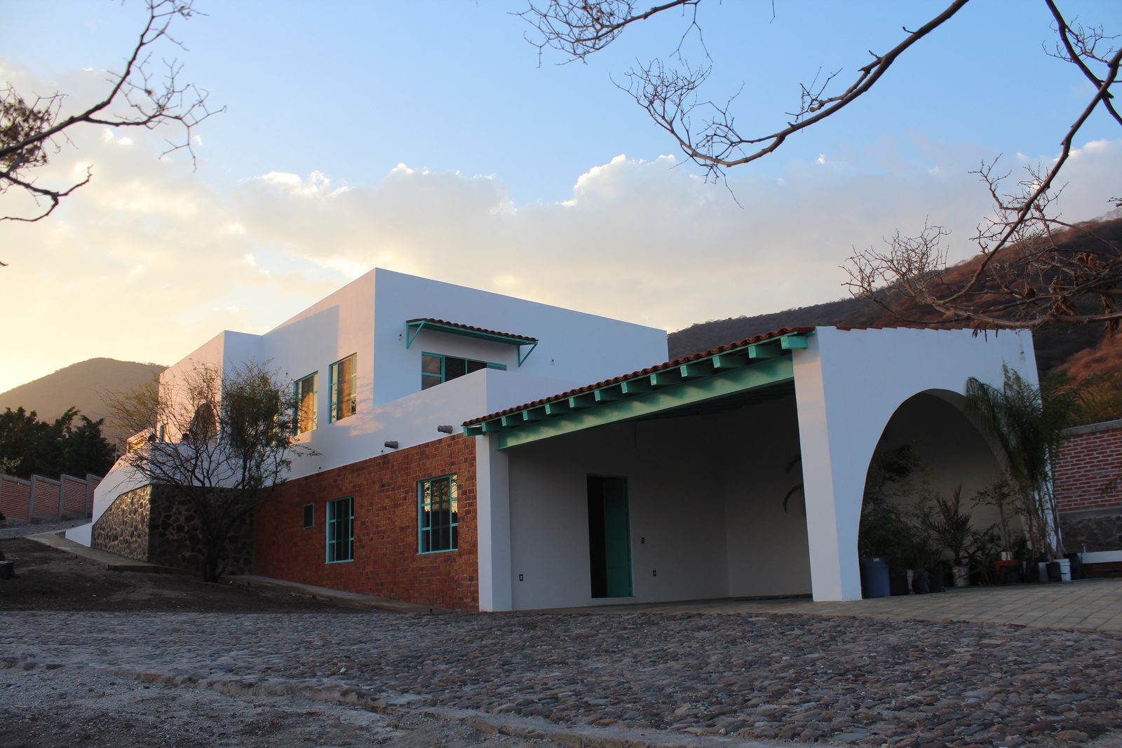 Casa de campo de arcos y muro de piedra en Rancho Alegre