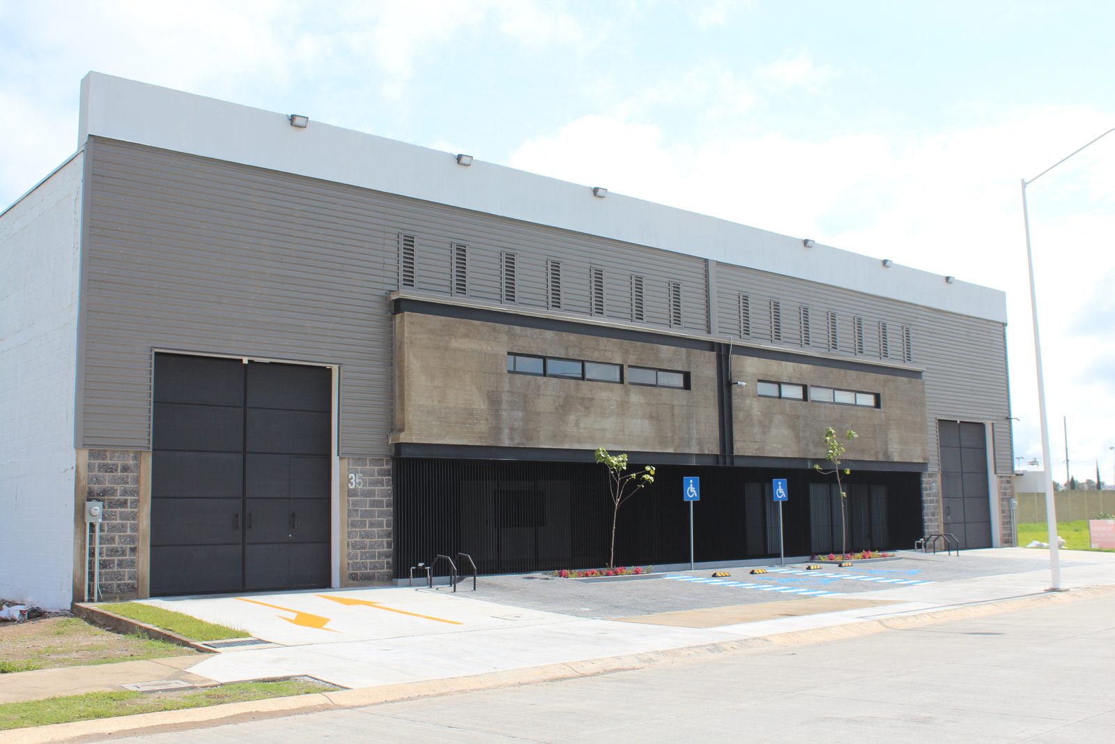 Fachada de nave industrial terminada