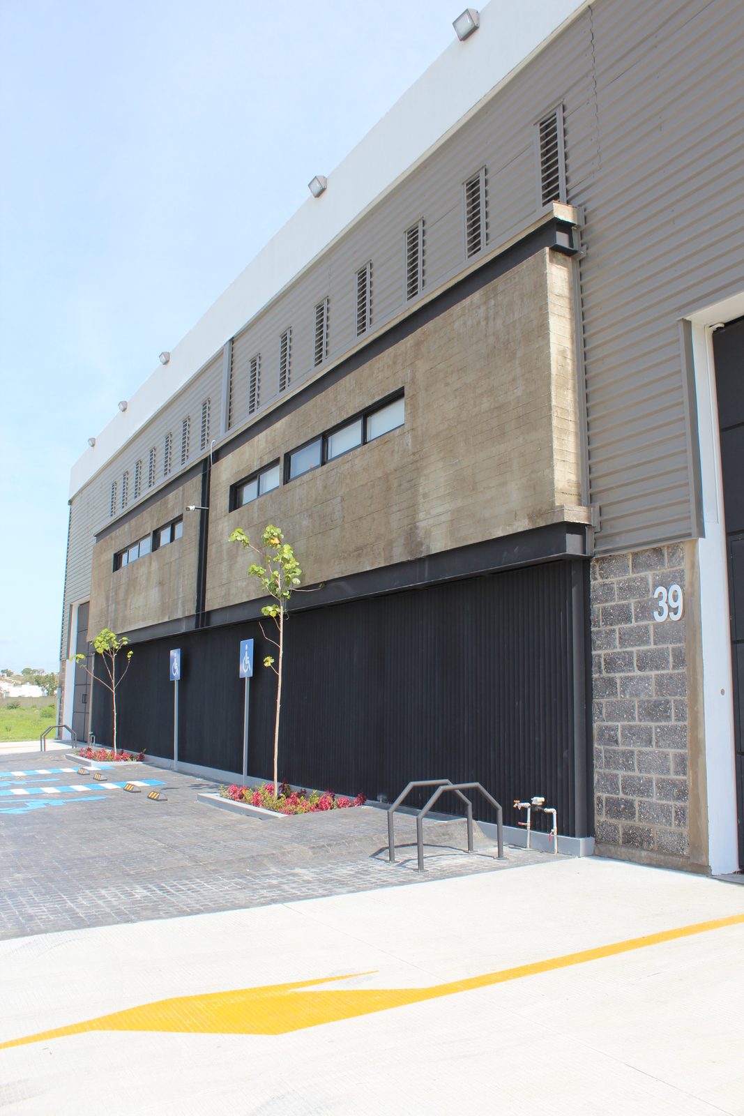 Fachada de nave industrial