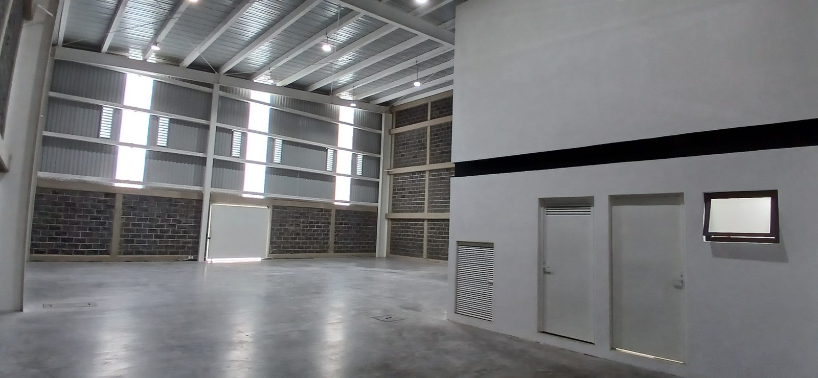 Interior de nave terminado, listo para entrega