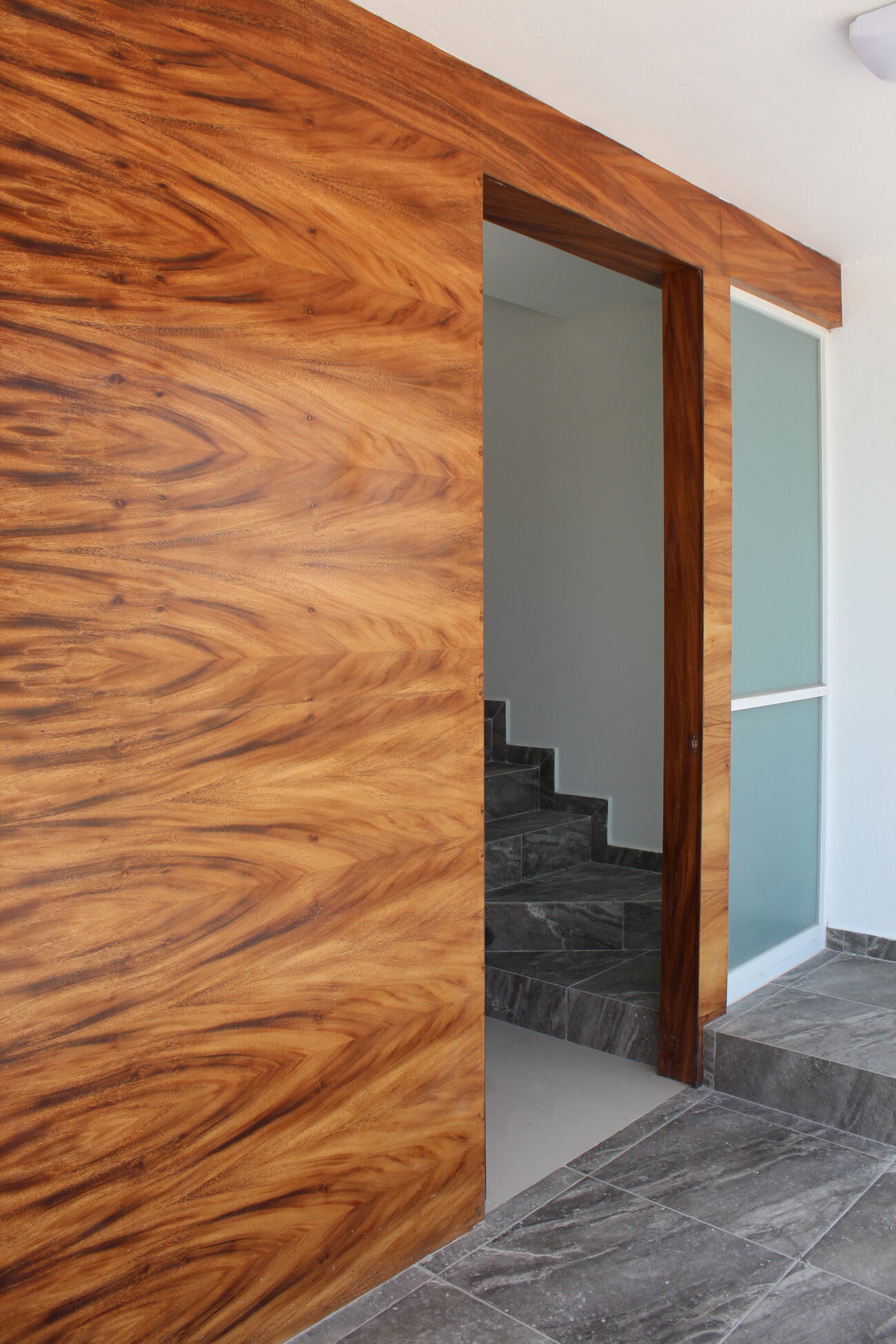 Detalle de acabados en madera y mármol